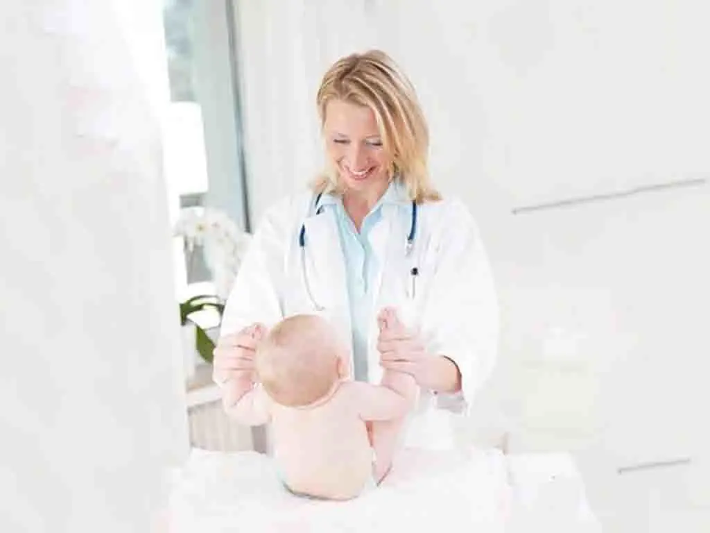 Baby zum Sitzen hochziehen